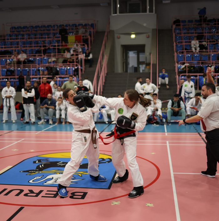 Sifu Marina konzentriert und präzise 